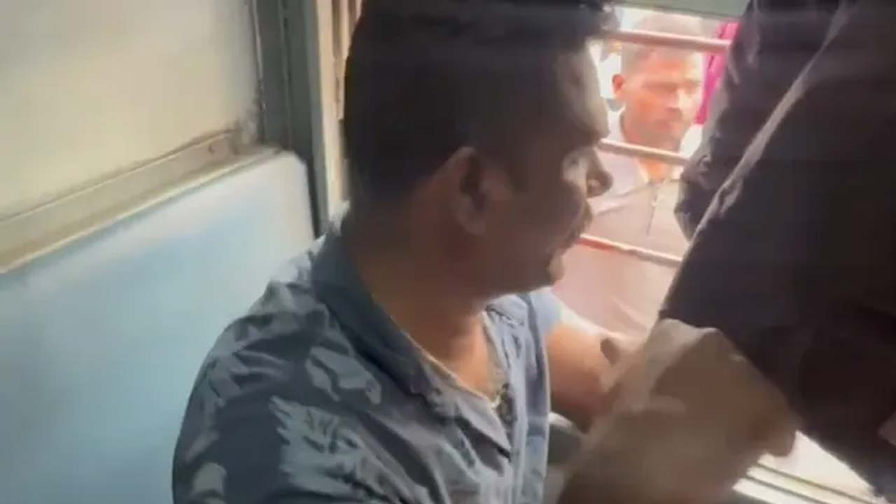 మహిళలను రక్షించాల్సిన పోలీస్..  ఓ యువతిని అసభ్యంగా తాకుతూ ఇబ్బంది పెట్టాడు