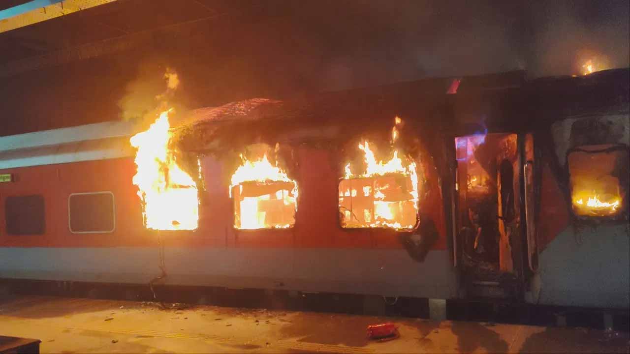 ఎర్నాకుళం ఎక్స్‌ప్రెస్‌లో అగ్నిప్రమాదం, విజయవాడ వ్యక్తి సజీవ దహనం