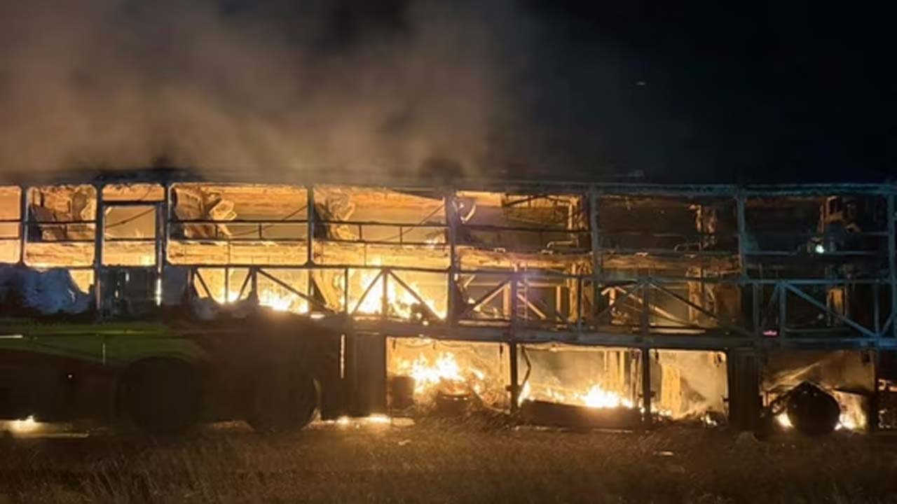 పండగపూట తీవ్ర విషాదం, ట్రావెల్ బస్‌ను ఢీ కొట్టిన కంటెయినర్‌ 20 మంది సజీవ దహనం