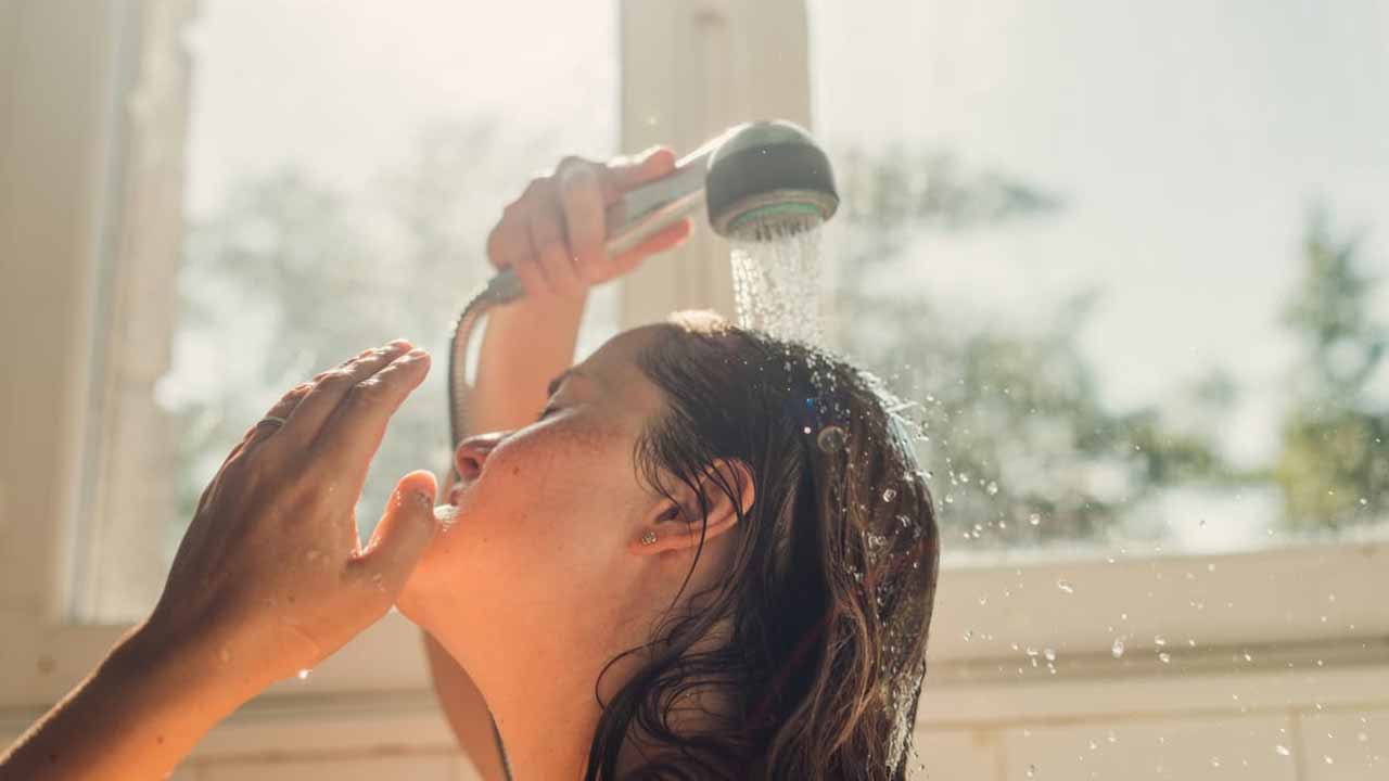 ఉదయం, రాత్రి స్నానాల మధ్య తేడాలు ఏంటి? ఏది ఎక్కువ ప్రయోజనకరం?