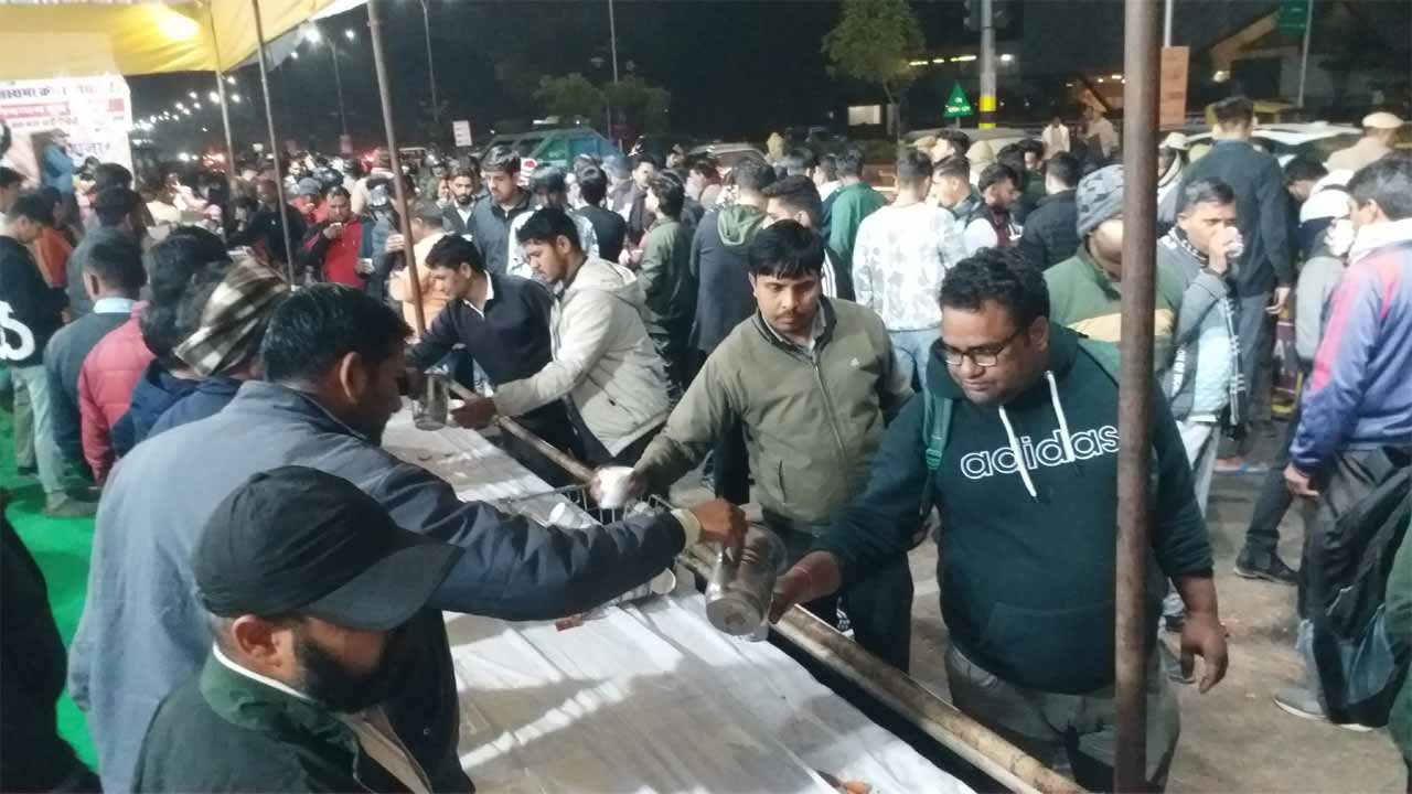 జైపూర్ లో పాలతో న్యూ ఇయర్ సెలబ్రేషన్స్ ఇదేం వెరైటీ !!