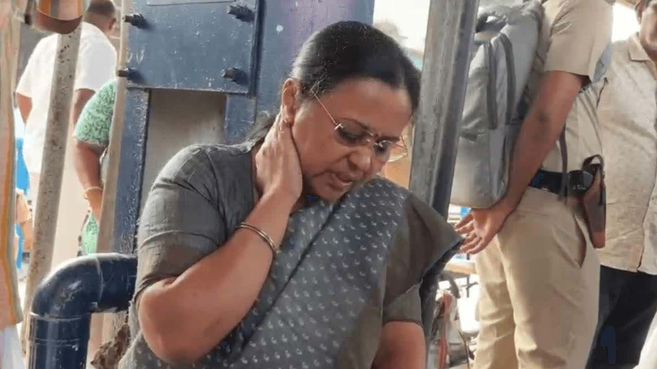 Attack on Health Minister : మంత్రి పై దాడి