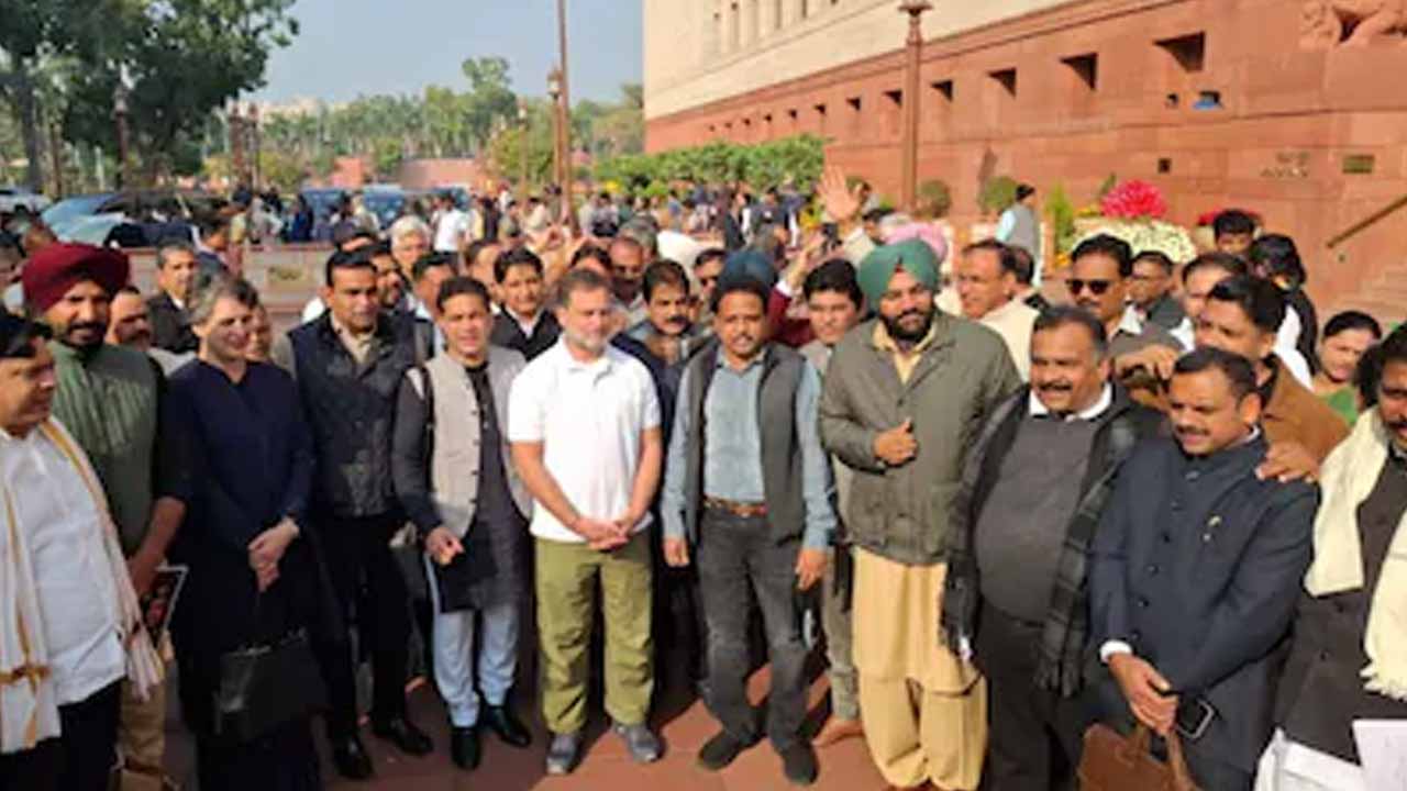 విపక్ష ఎంపీల ఆందోళన – 8 మంది ఎంపీల సస్పెండ్