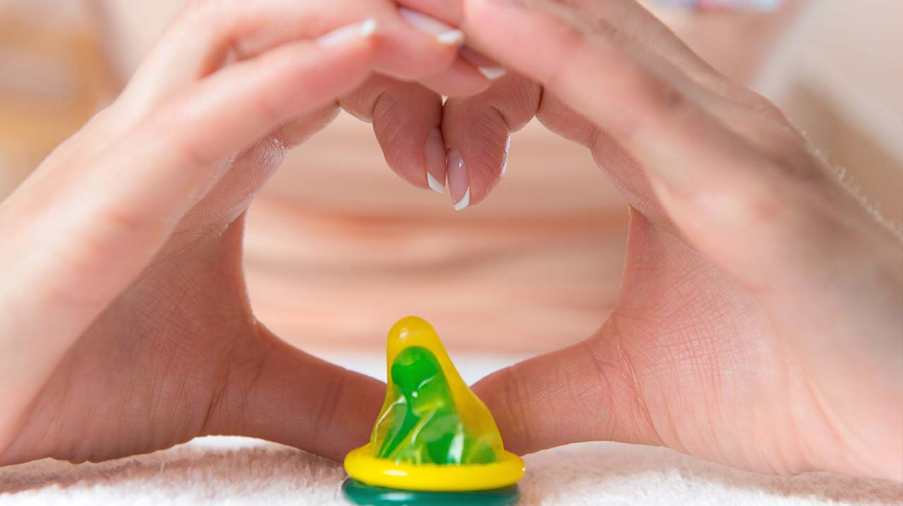 Valentine’s Day : ప్రేమికుల రోజును కాస్త ‘కండోమ్స్ డే’ గా మార్చారు కదరా..మీ దుంపతెగ !!