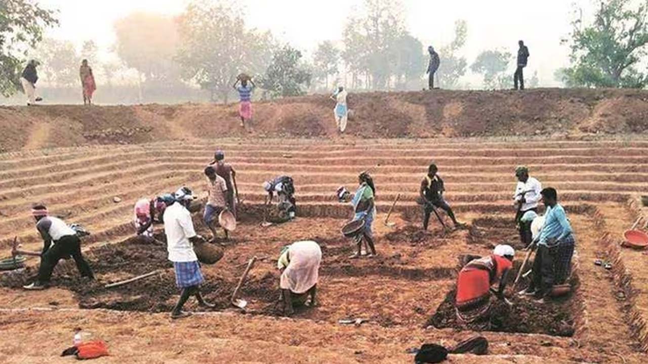 MGNREGA : ఉపాధి కూలీలకు షాక్ ఇచ్చిన తెలంగాణ సర్కార్