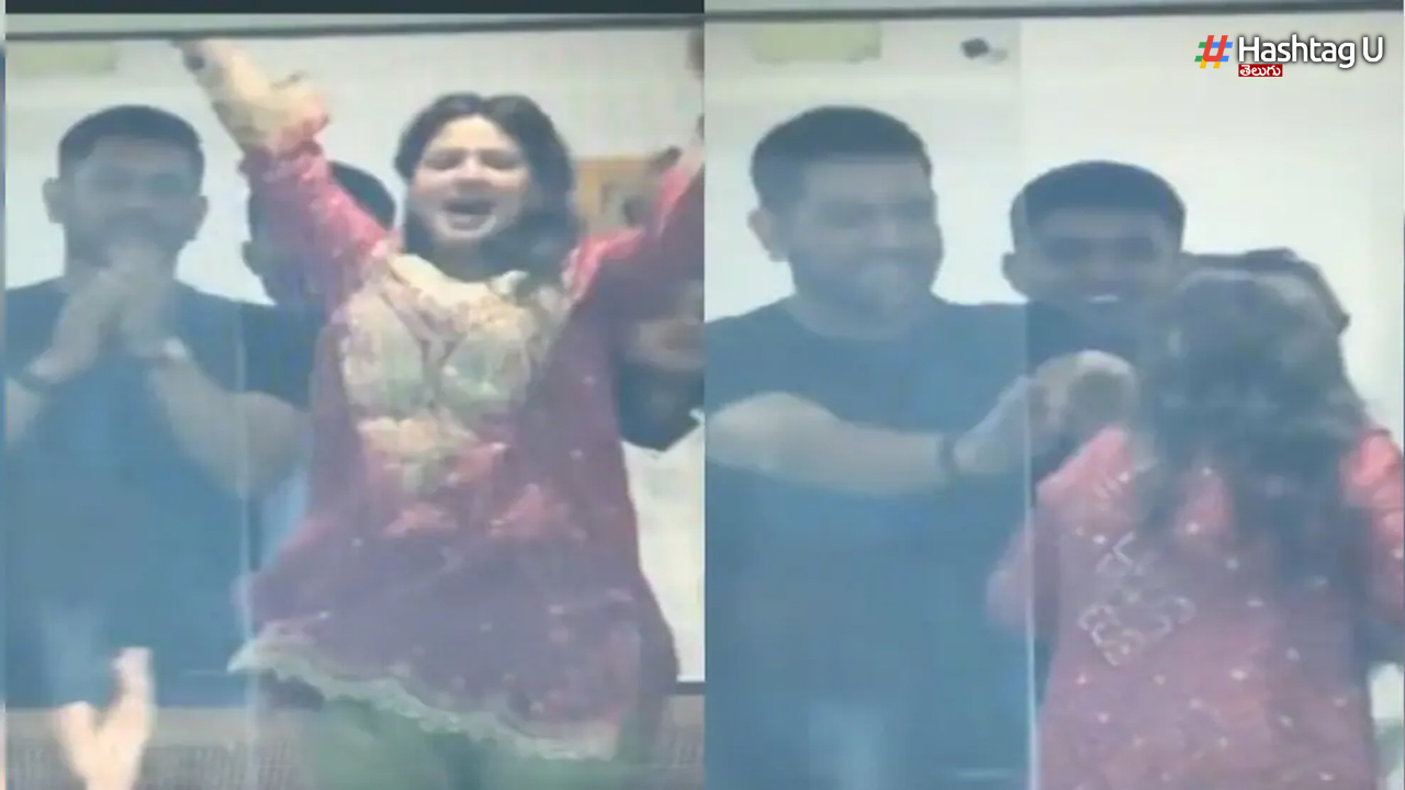 MS Dhoni's Reaction To Wife Sakshi