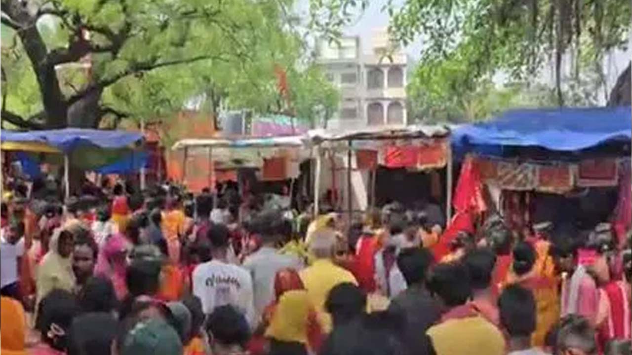 Sheetlaashtami Temple : శీతలాష్టమి ఆలయంలో విషాదం..తొక్కిసలాట లో 8 మంది భక్తులు మృతి