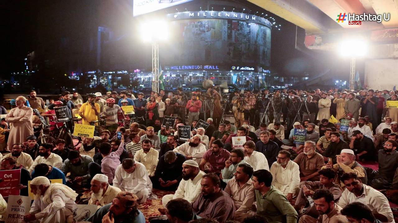 పాక్ లో వ్యతిరేకత మొదలయింది.