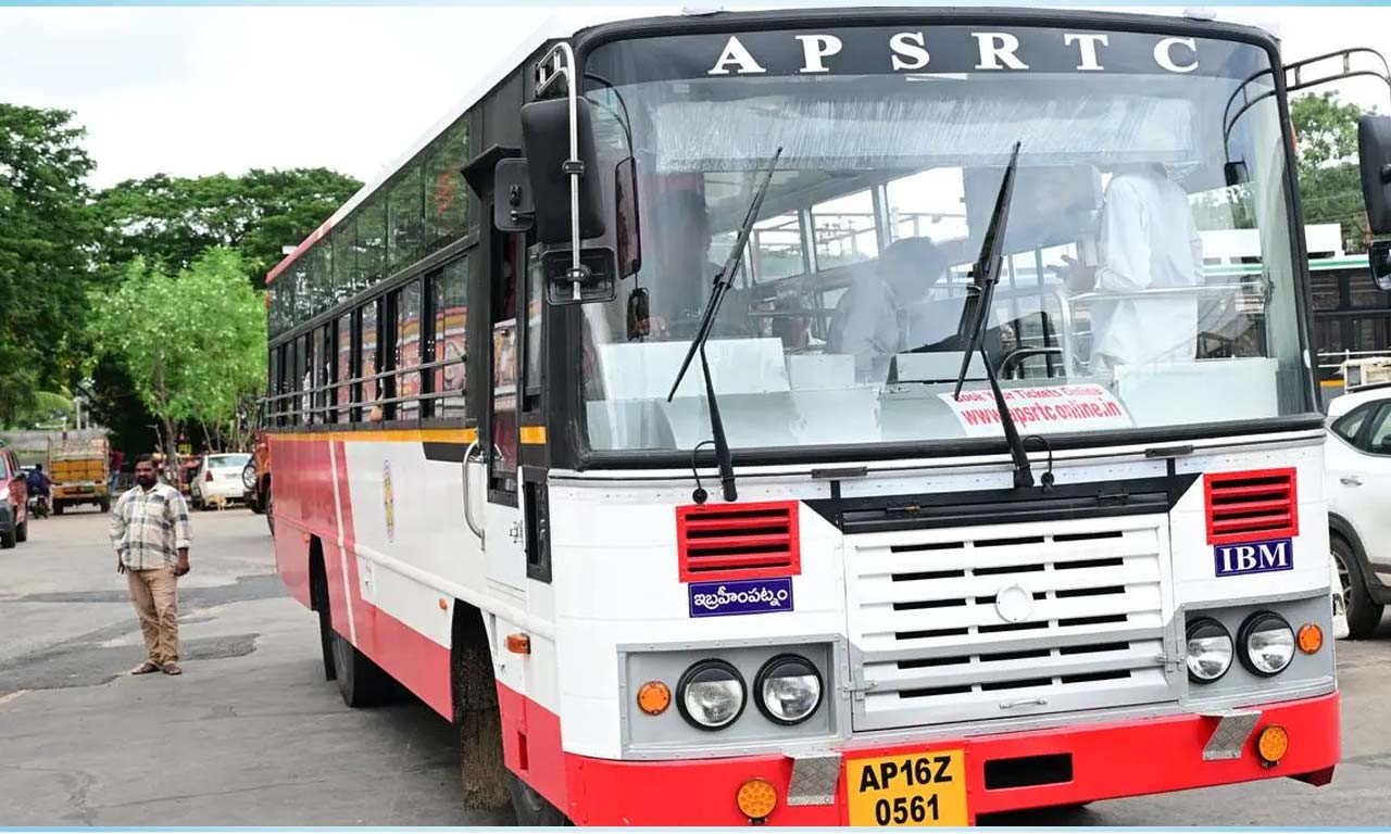 Vijayawada : ఆర్టీసీ బస్ కండక్టర్ చెంప చెళ్లుమనిపించిన మహిళ