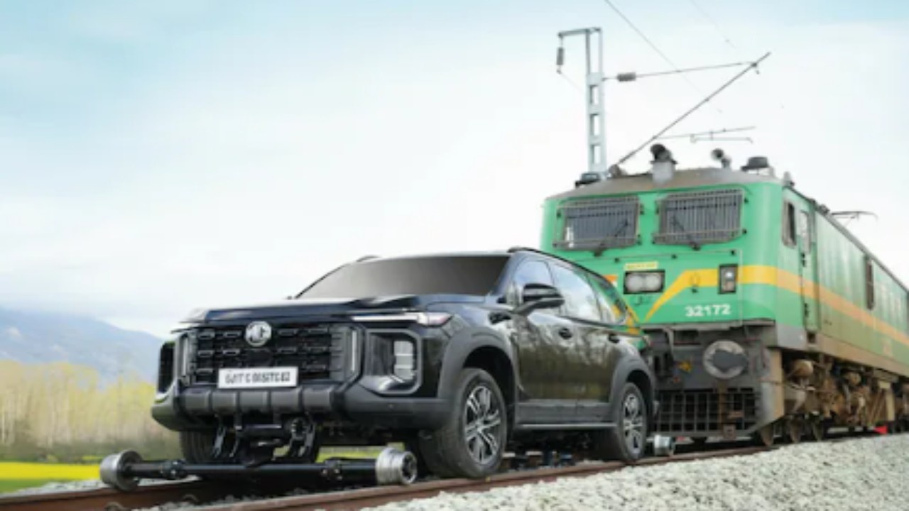 ట్రైన్‌నే లాగిన కారు.. ధ‌ర ఎంతో తెలుసా?