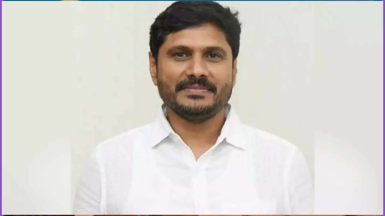 Jagan : పోలీసుల అదుపులో జగన్ మాజీ CPRO శ్రీహరి
