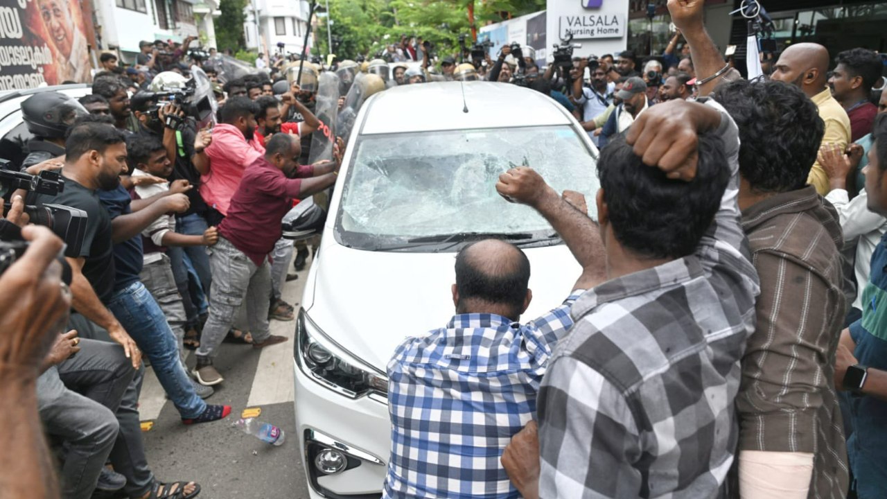 Kerala : కేర‌ళ మాజీ సీఎం పిన‌ర‌య్ విజయన్ నివాసం వద్ద ఉద్రిక్తత.. ఈడీ బృందం వాహనాలపై దాడి