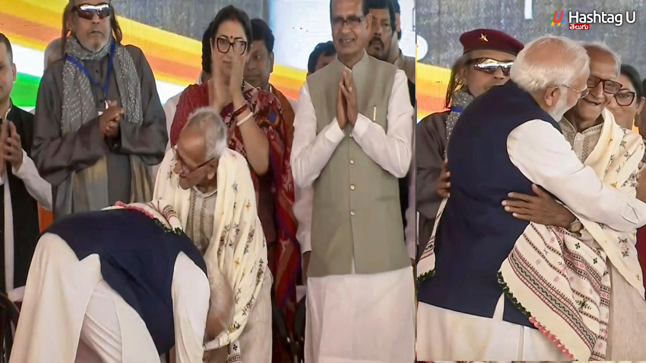 Modi paying respects to a 98-year-old man.