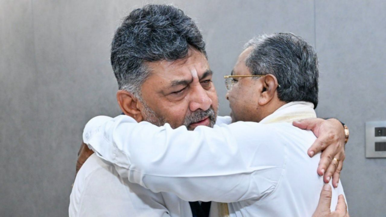 Karnataka : వీడ్కోలు సమావేశంలో భావోద్వేగ క్షణాలు.. డీకేకు ఆశీర్వాదం ఇచ్చిన సిద్దరామయ్య