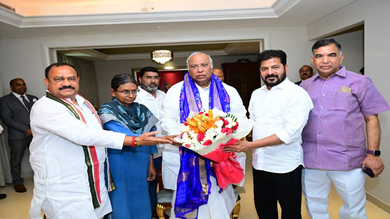 Congress : ఖర్గేతో సీఎం రేవంత్ భేటీ.. తెలంగాణ రాజకీయాలు, ప్రభుత్వ కార్యక్రమాలపై చర్చ