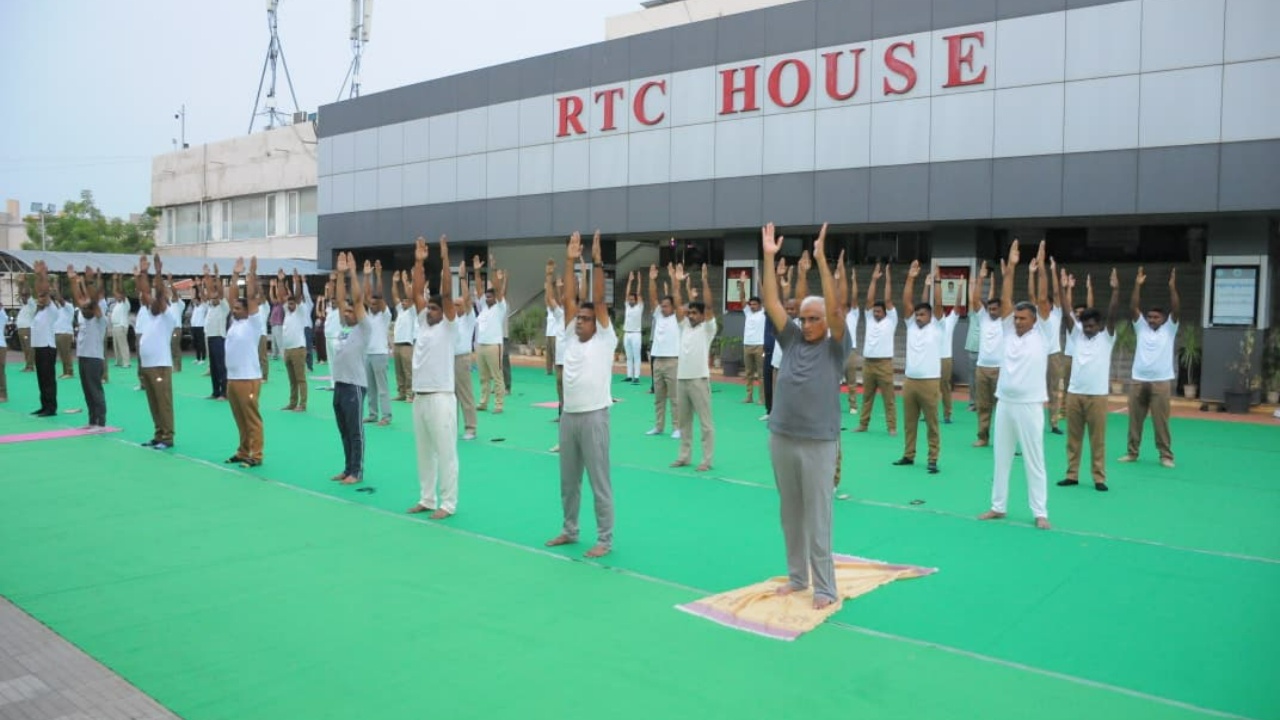 YOGA : ఆర్టీసీ హౌస్‌లో ఘనంగా అంతర్జాతీయ యోగా దినోత్సవం