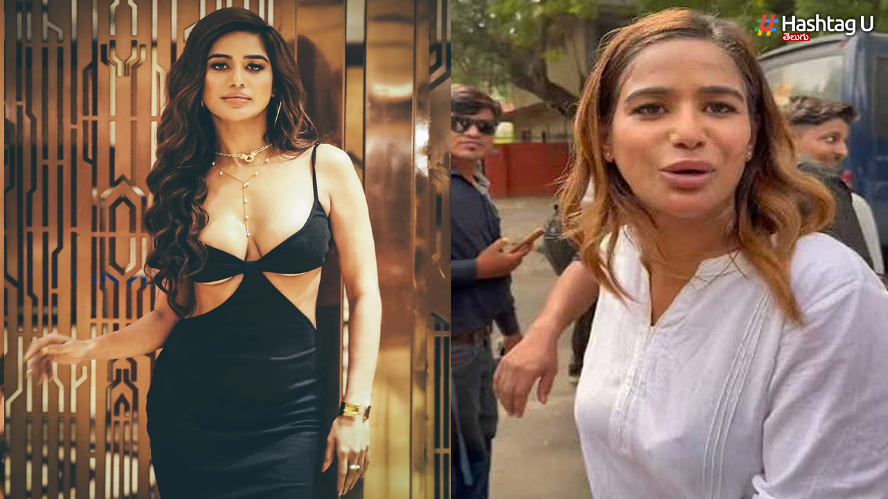 Poonam Pandey arrived at Jantar Mantar to participate in the protest.